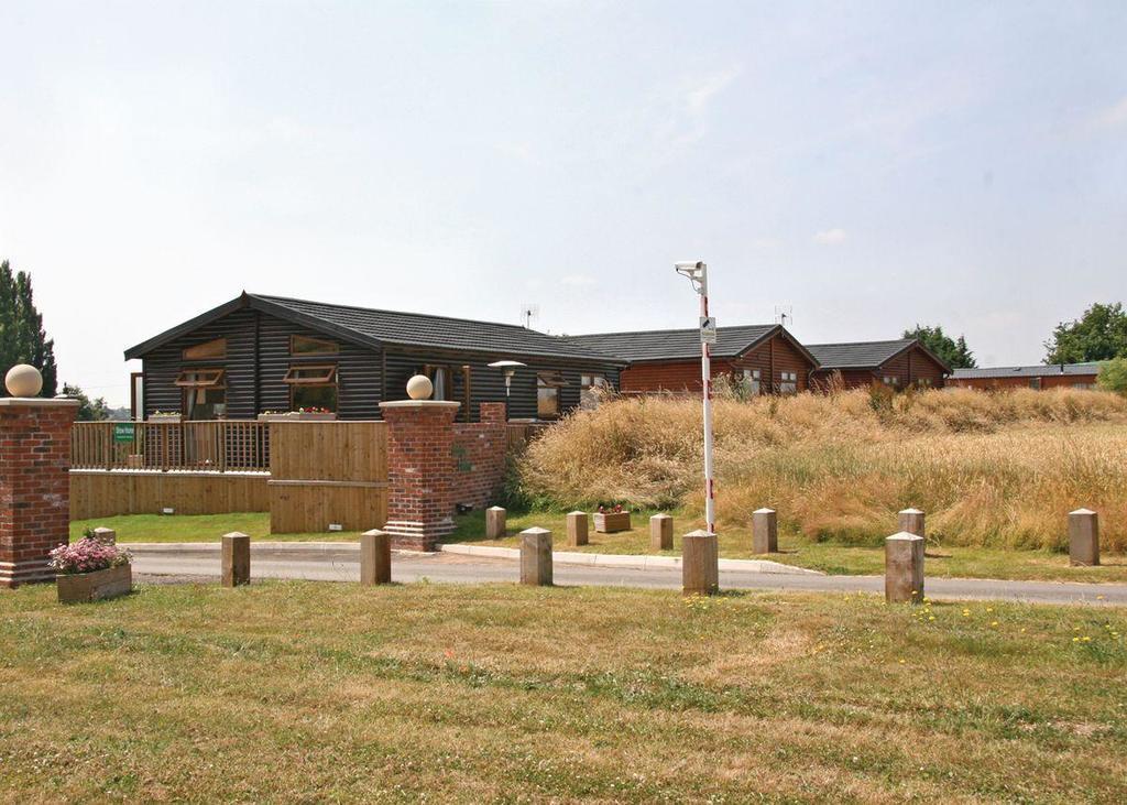 Weston Wood Lodges Мелбърн Екстериор снимка